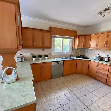 Вилла Palace, Private Pool, Sea Mountain Views , Spacious Beautiful Лапитос